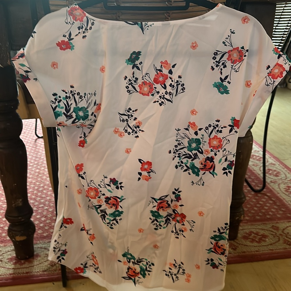Short sleeve white floral blouse from express size small petite - Picture 2 of 2